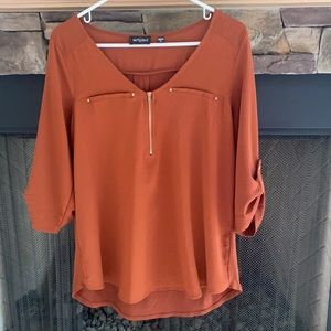 Beautifu blouse with working zipper.